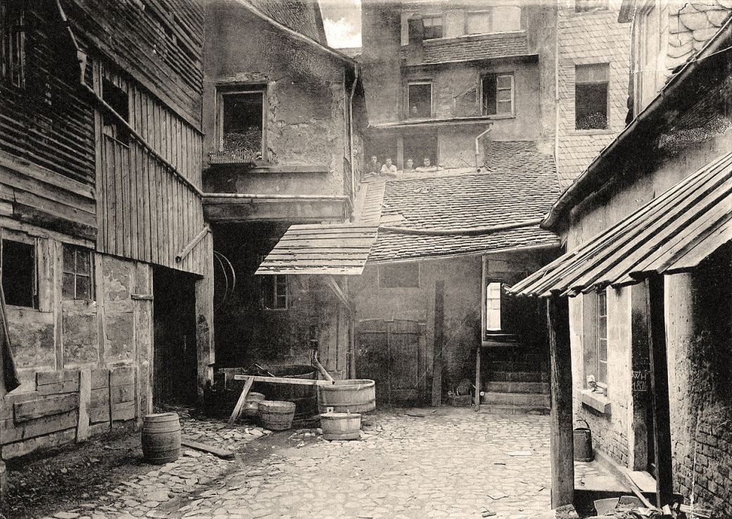 1280px-Bilder_Aus_Dem_Alten_Frankfurt-Heft_1_Bild_10-Waschhaus_gr_Rittergasse_Nr_12