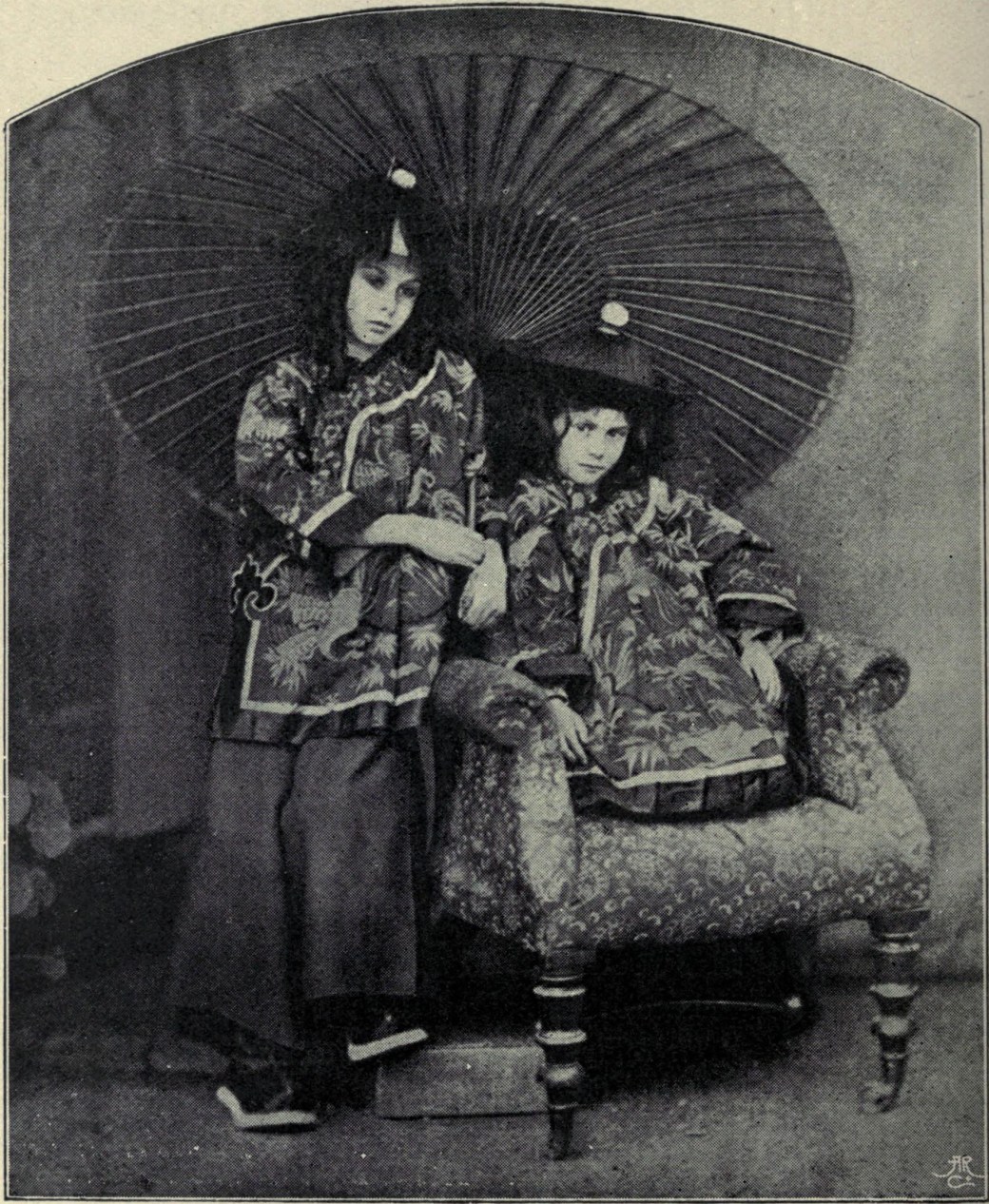 Lorina_and_Alice_Liddell